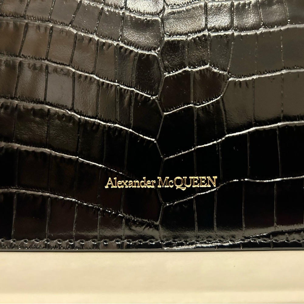 ALEXANDER MCQUEEN Small Skull Bag & Card Holder in Croc-Embossed Black Leather - Picture 5 of 16